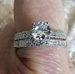 Hearts DThis is a bridal ring set featuring a large, oval-cesire sz 10 ring duet